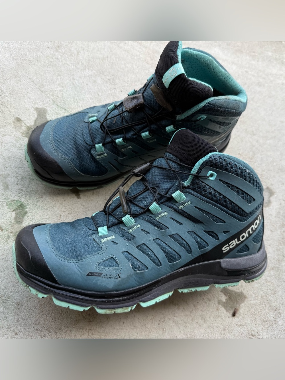 Salomon Synapse goretex hiking boots sz 7.5
